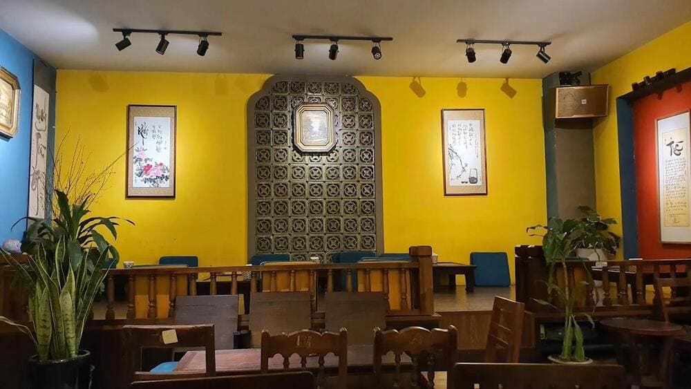 Qu&aacute;n c&oacute; thiết kế mang hơi hướng ho&agrave;i cổ